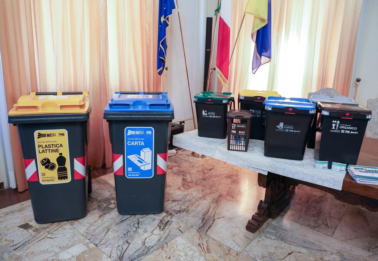 
	I bidoni per la raccolta dei rifiuti in centro

