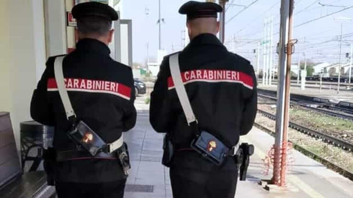 Ubriaco sul convoglio, accende una sigaretta, fa scattare l’allarme e insulta la capotreno e i carabinieri