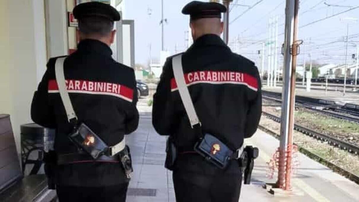 Ubriaco sul convoglio, accende una sigaretta, fa scattare l’allarme e insulta la capotreno e i carabinieri