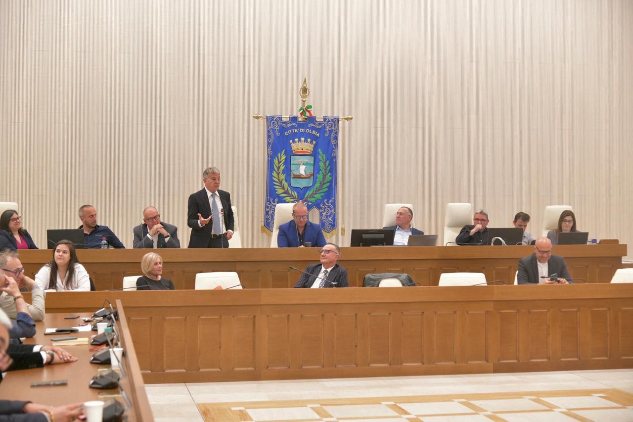 
	La giunta comunale durante il Consiglio (foto Vanna Sanna)

