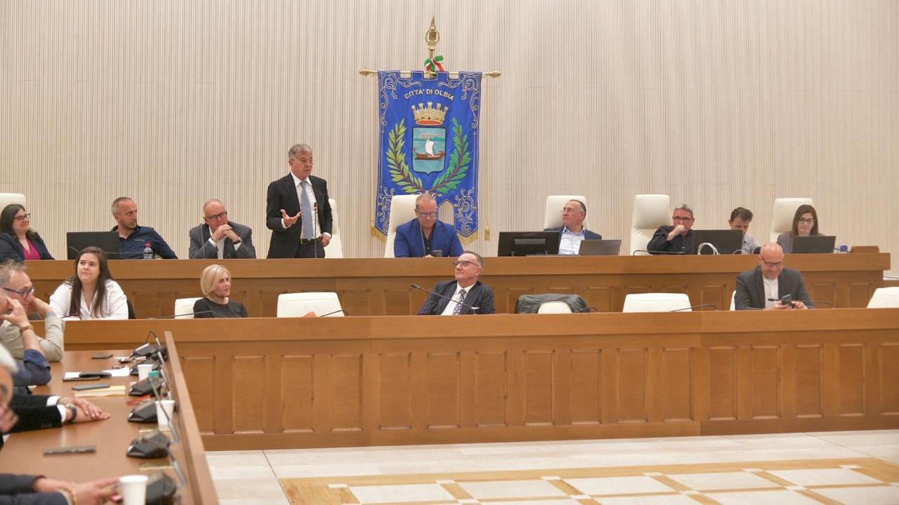 La giunta comunale durante il Consiglio (foto Vanna Sanna)