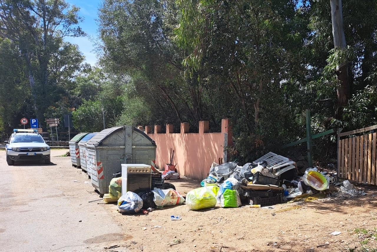 Arzachena, incastrati dalle telecamere mentre abbandonano i rifiuti