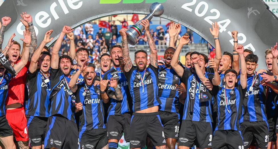 La festa della squadra che alza la coppa (foto Stick)