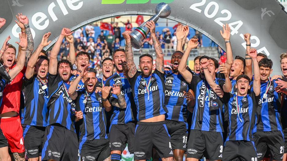 La festa della squadra che alza la coppa (foto Stick)