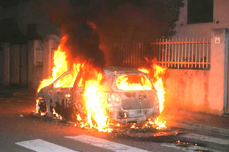 
	Incendio auto in una foto di repertorio

