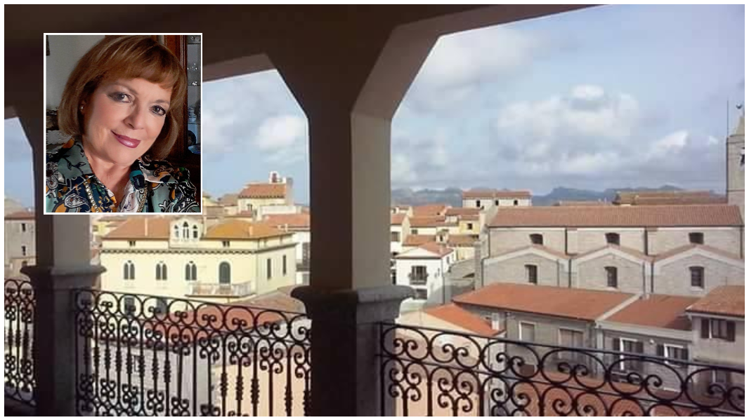 Marisa Careddu e sullo sfondo uno scorcio di Luras