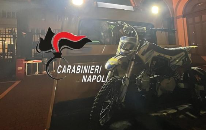 Bimbo su una mini-moto a 80 km/h semina il panico in zona pedonale: denunciati i genitori