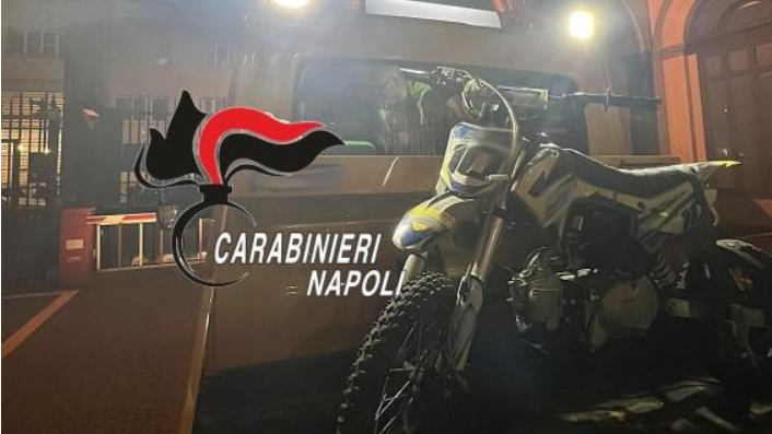 Bimbo su una mini-moto a 80 km/h semina il panico in zona pedonale: denunciati i genitori