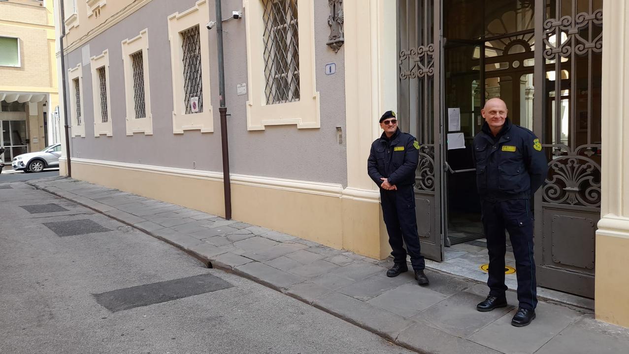Guardie giurate all'esterno del tribunale (foto d'archivio)