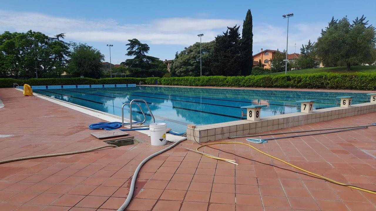 Nove mesi di chiusura per la piscina di Montecatini. Il gestore: «Fa male che a nessuno importi»
