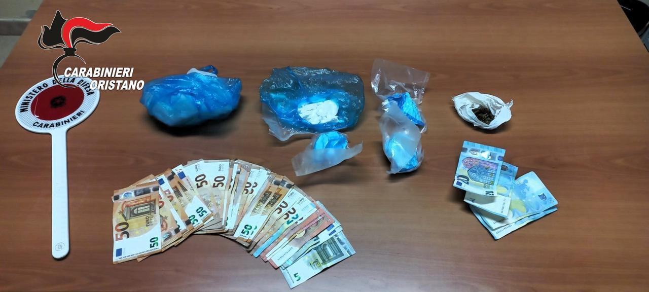 
	La droga e il denaro sequestrati a Ghilarza

