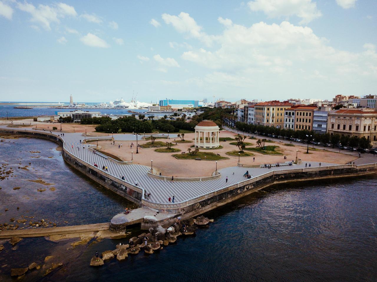 Dal social taxi al trenino passando per il bus scoperto: come muoversi a Livorno per la Biennale del Mare