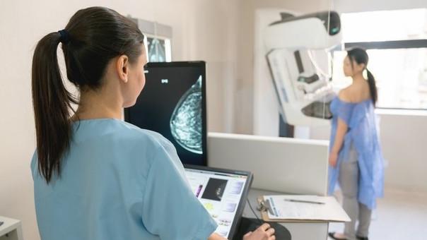 Ferrara, scopre tumore grazie alla figlia e lancia la petizione: «Prevenzione anche per le under45»