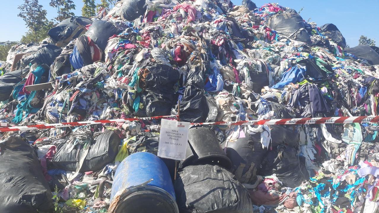 I rifiuti accumulati al confine tra Prato e Carmignano
