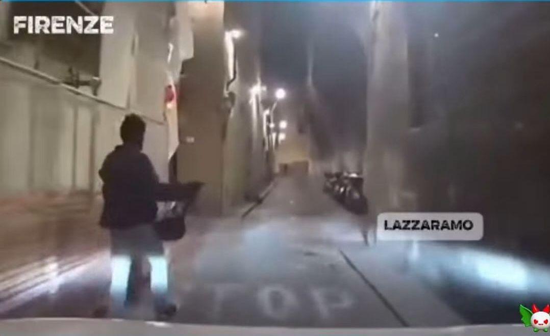 Firenze, tassista insegue con l’auto e blocca lo scippatore: poi riporta la borsa alla ragazza derubata