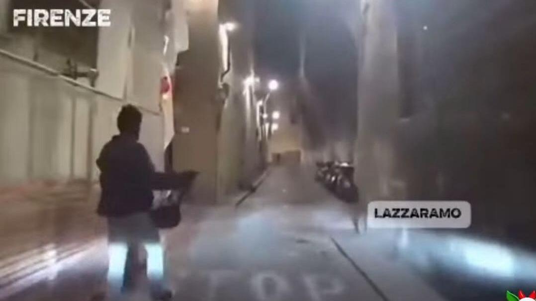 Firenze, tassista insegue con l’auto e blocca lo scippatore: poi riporta la borsa alla ragazza derubata