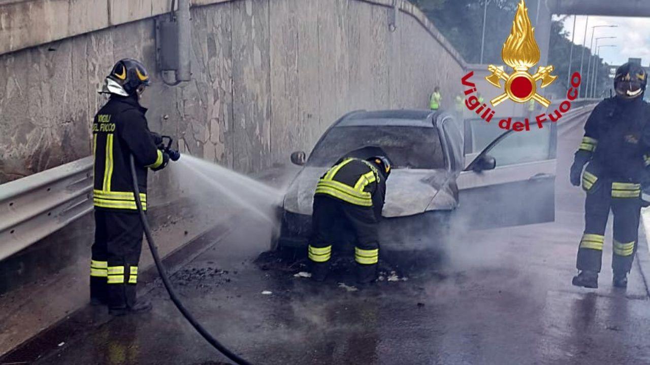 
	L'auto andata a fuoco

