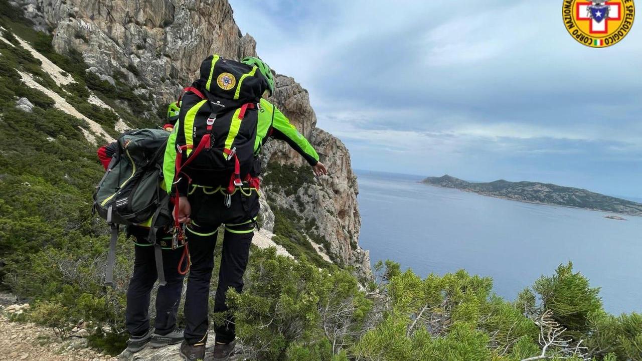 Il soccorso alpino durante il recupero di una escursionista