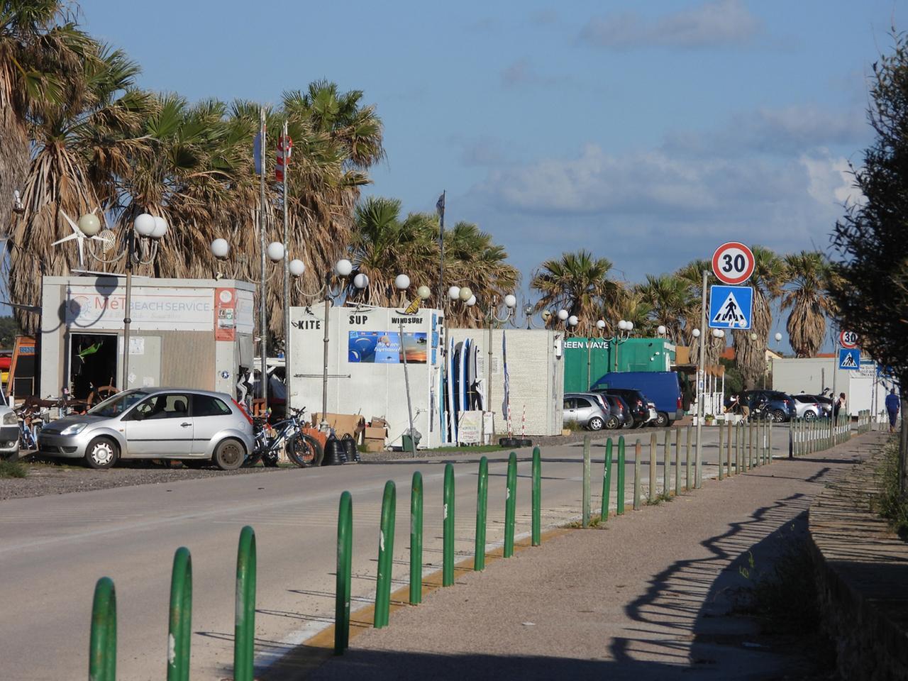 
	Camper e auto parcheggiate sul lungomare

