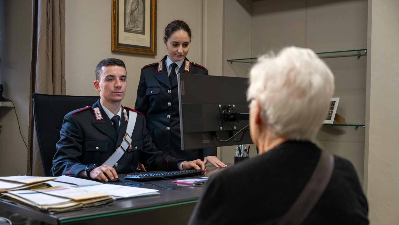 Un'anziana truffa mentre fa denuncia dai carabinieri (foto d'archivio)