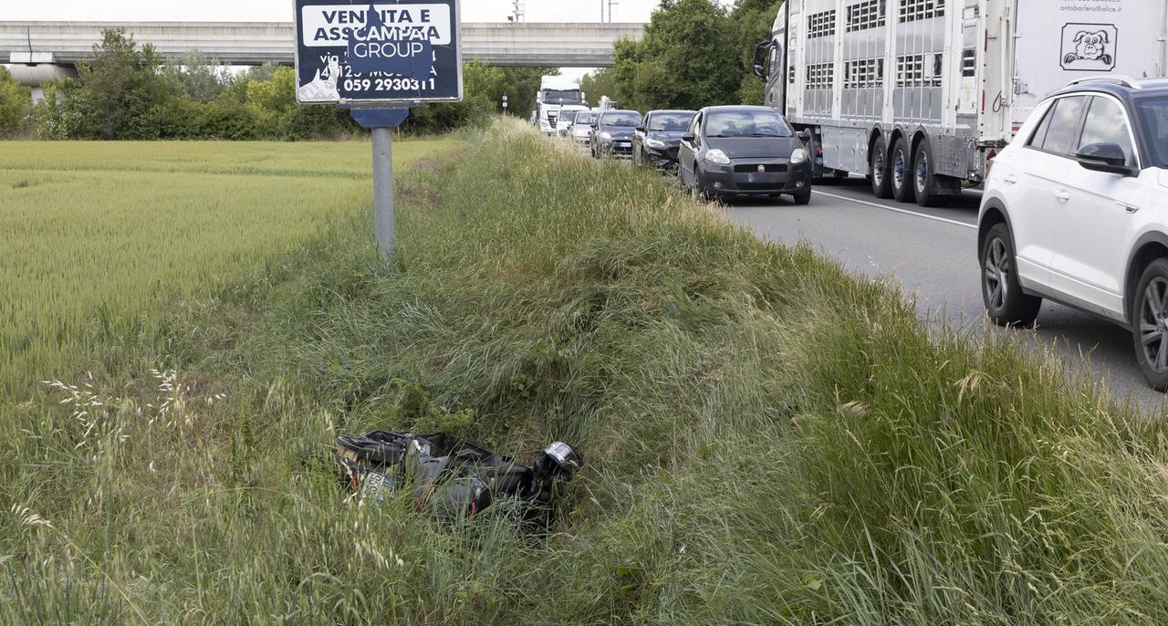 Incidente in via Canaletto Nord: lo scooter sbatte contro l’auto e finisce nel fosso