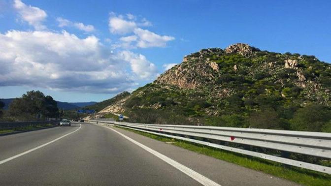 Frana sulla statale 389, strada chiusa al traffico