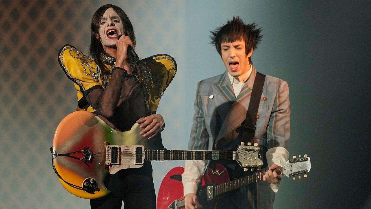 Lucio Corsi e Tommaso Ottomano sul palco dell'Eurovision