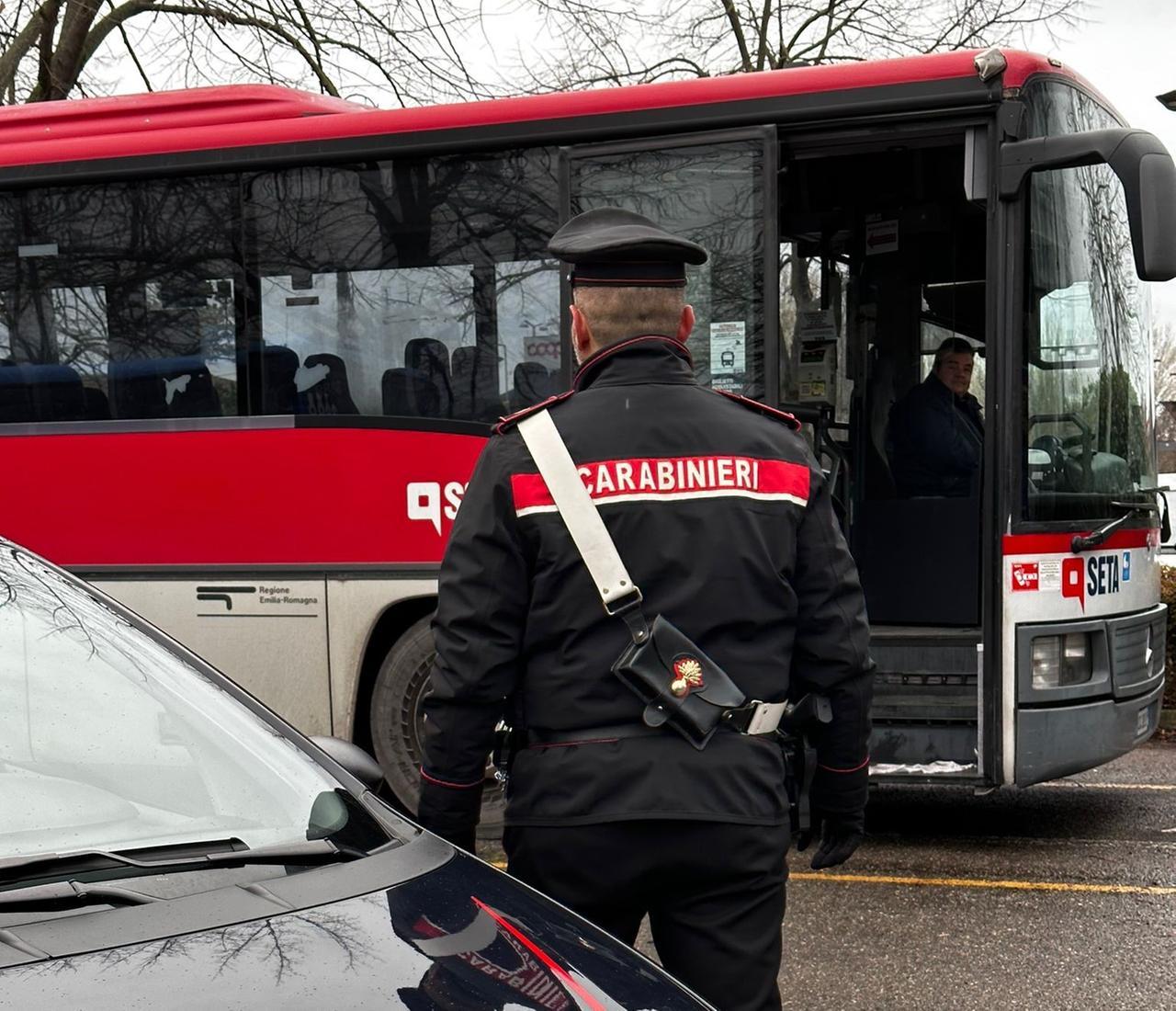Rissa sull’autobus di linea: quattro uomini denunciati