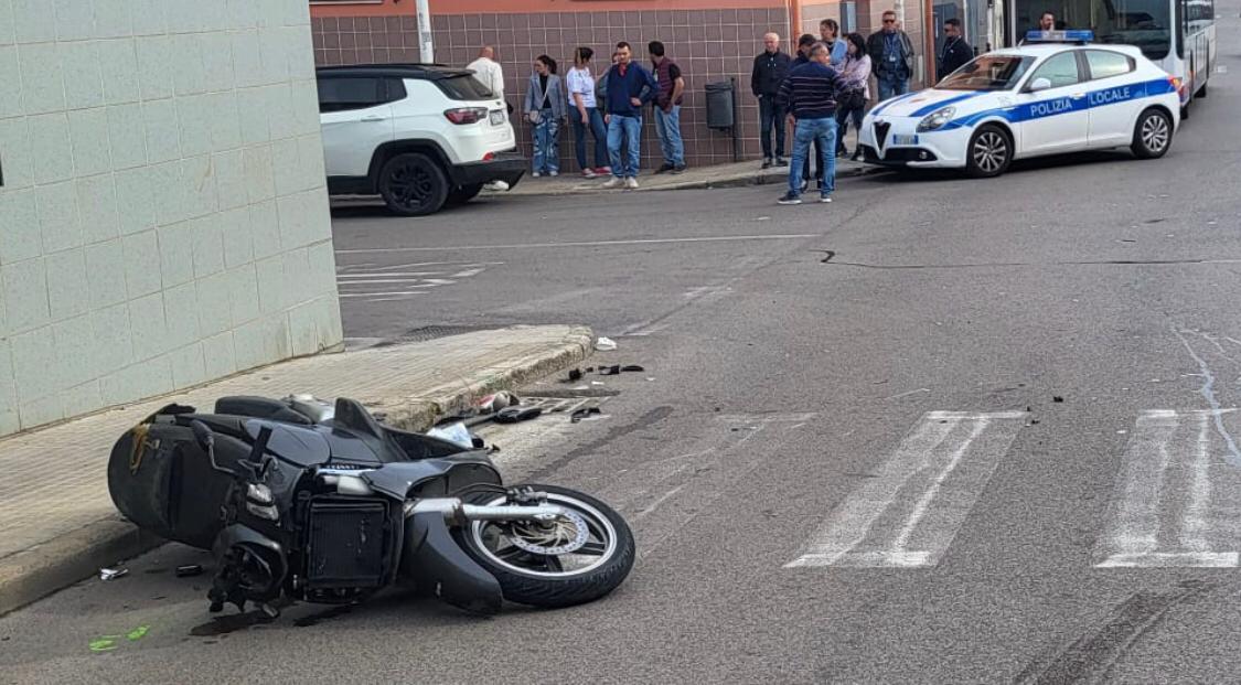 Sassari, con la moto contro un’auto: centauro in ospedale