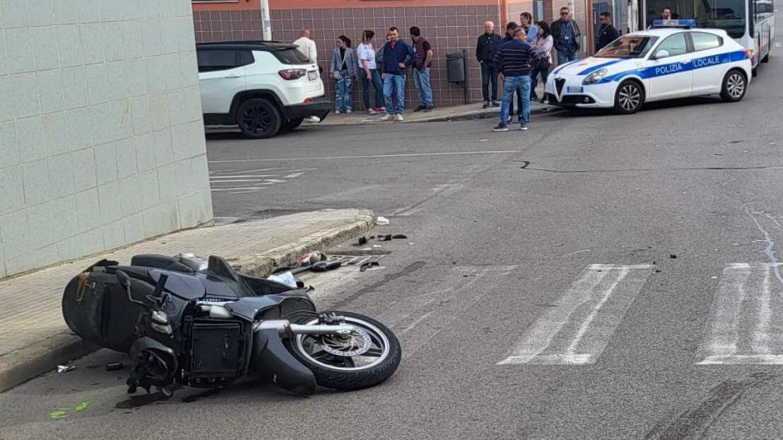 Sassari, con la moto contro un’auto: centauro in ospedale