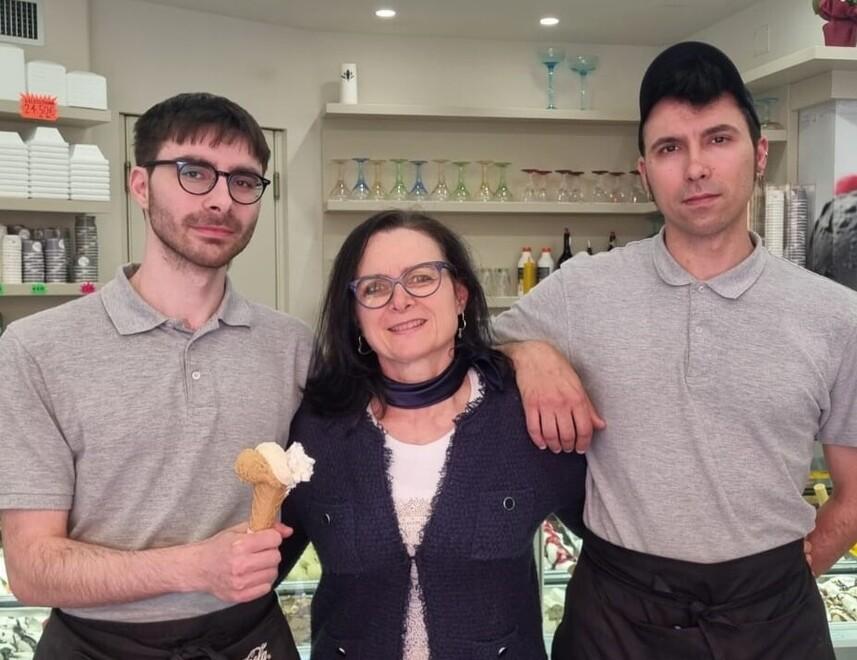 
	Elena Nerini, nuova titolare dell&rsquo;Angolo gelato, e i figli Alessandro e Davide Brunelli, diventati suoi soci


