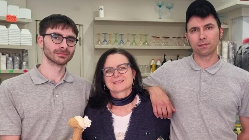 Elena Nerini, nuova titolare dell’Angolo gelato, e i figli Alessandro e Davide Brunelli, diventati suoi soci