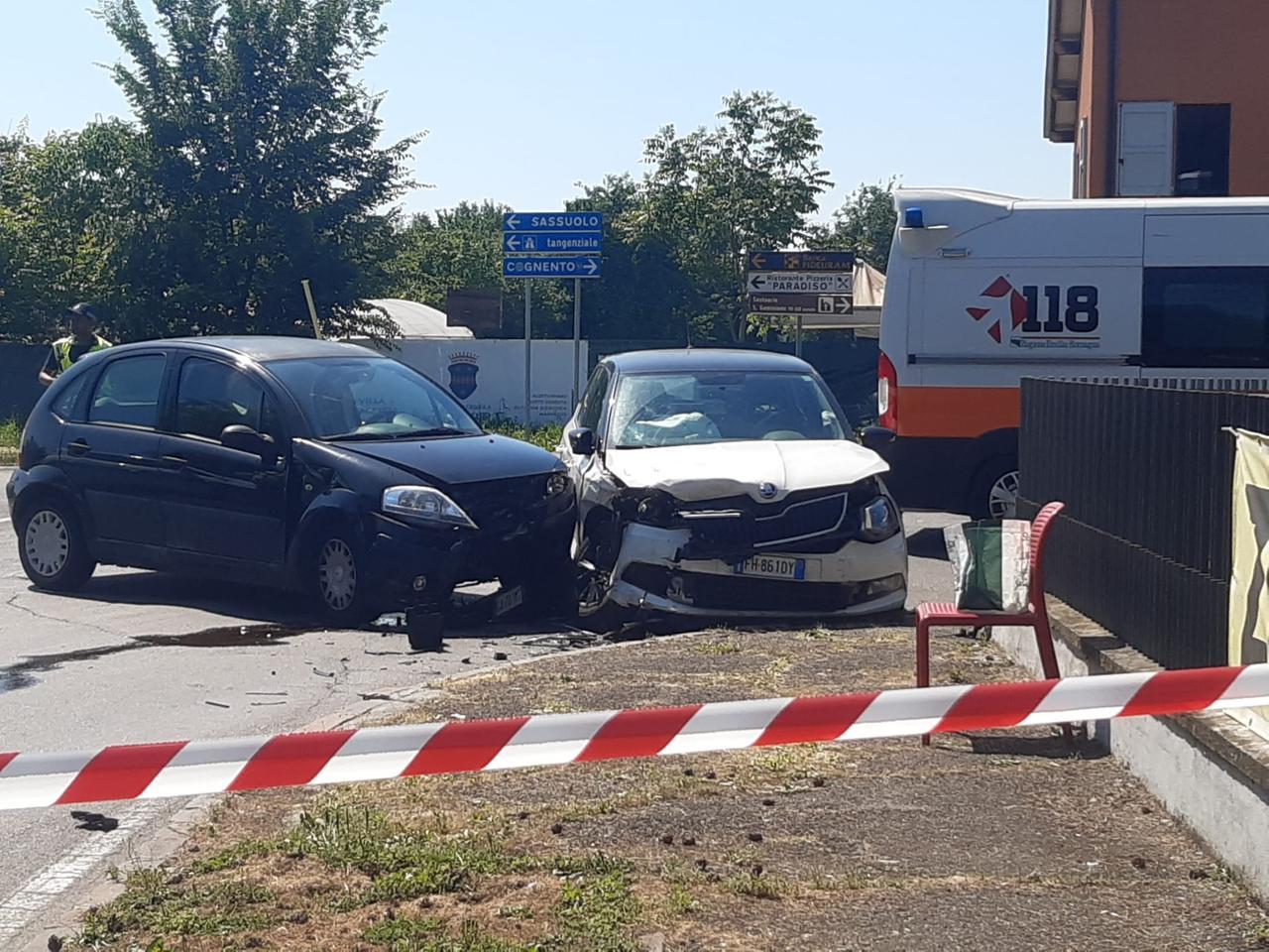 Incidente a Cognento: due auto si scontrano all’incrocio