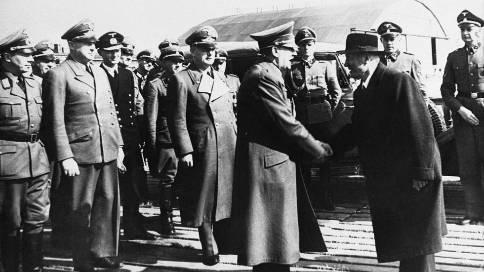Mussolini shaking hands with Hitler on his arrival on Oct. 4, 1943 at the Latterâs Headquarters, to take part in conferences lasting several days. (AP Photo)
benito mussolini, la nascita della repubblica di salò