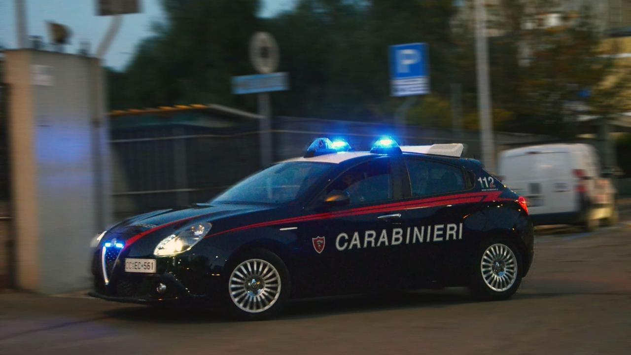 Ubriachi prendono a martellate il portone della caserma dei carabinieri