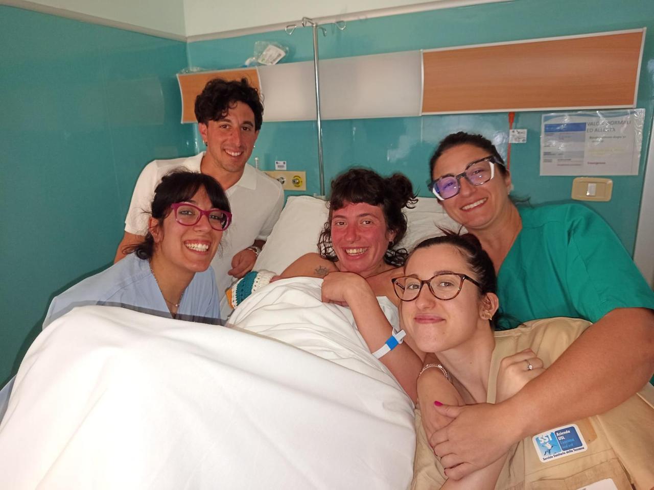 Mamma Ombretta con il personale sanitario che l'ha assistita durante il parto in acqua all'ospedale di Grosseto
