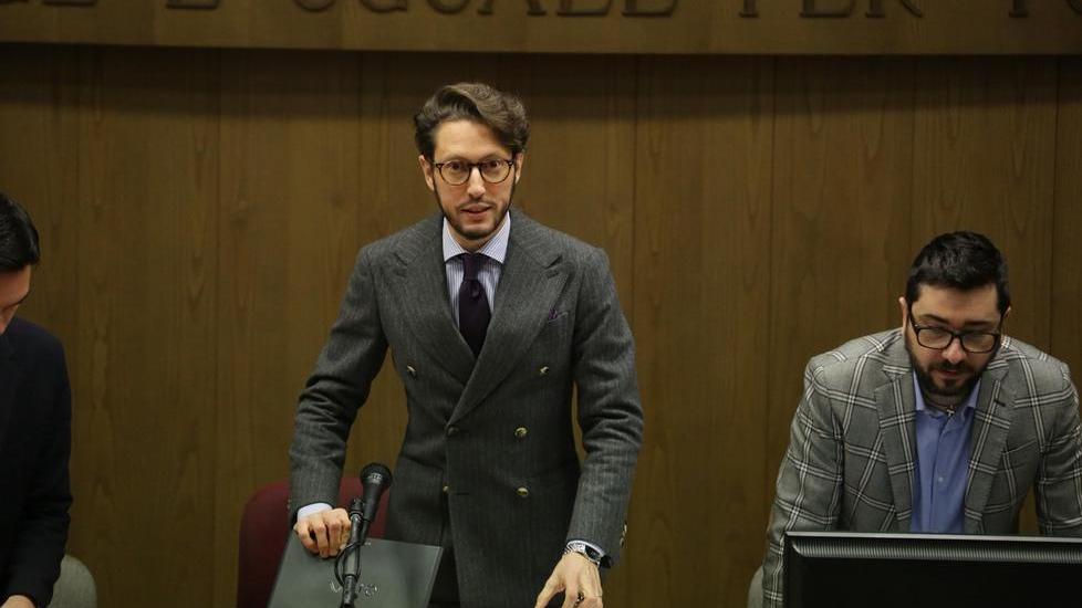 «Devi dirmi ogni giorno tutto quello che fai». Poi le mette una “cimice” nell’auto: ex marito condannato