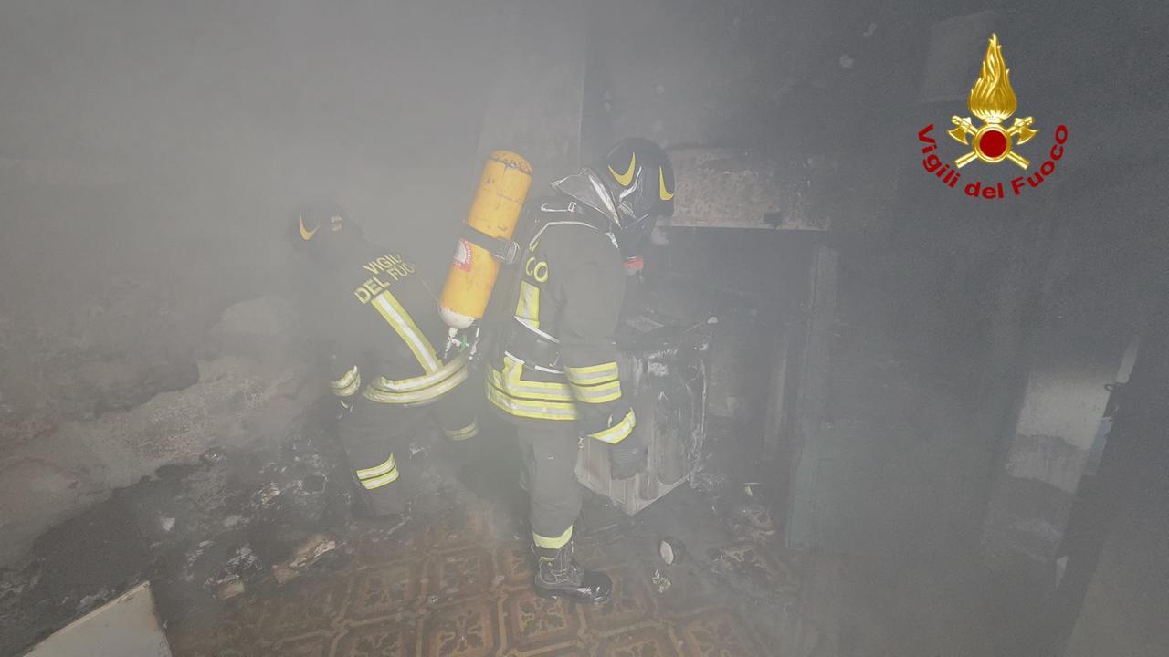 Prende fuoco una casa nel centro del paese, gravi danni