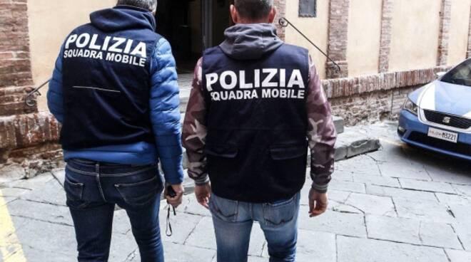 
	Due agenti della Squadra mobile (foto d'archivio)

