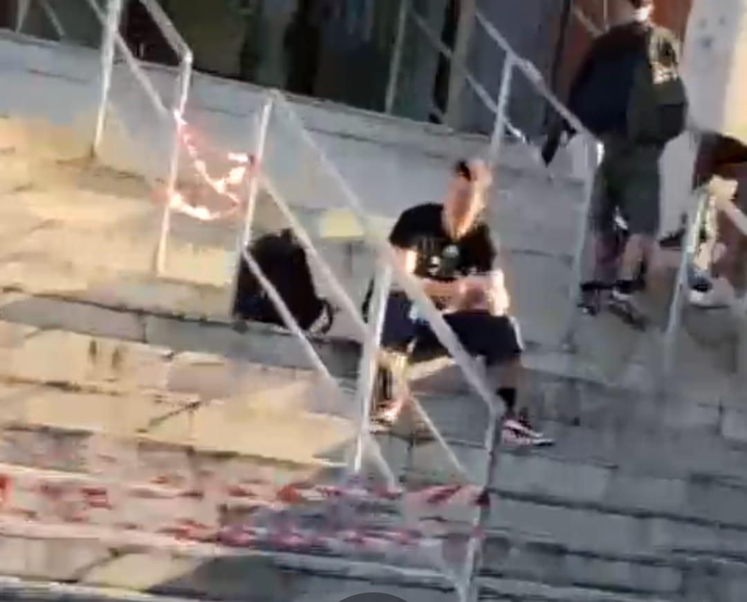 Un ragazzo con i pantaloni corti lasciato fuori dal Nautico