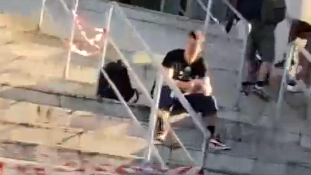 Un ragazzo con i pantaloni corti lasciato fuori dal Nautico