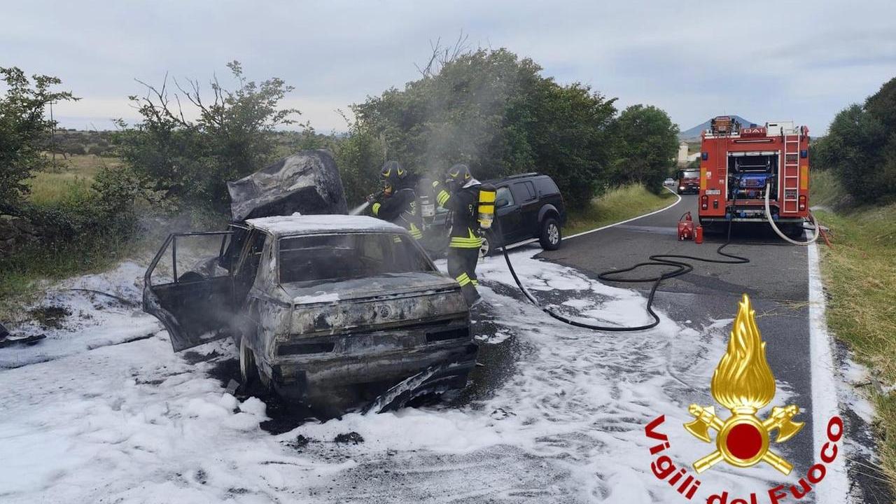 Frontale sulla statale: un’auto prende fuoco