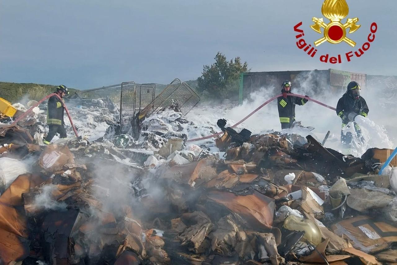 Santa Teresa, in fiamme una discarica