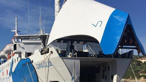 Santa Teresa-Bonifacio un’odissea, in banchina infuria la polemica