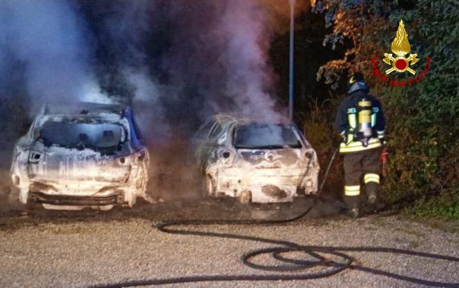 Incendio in via Vertoiba: distrutte le auto dentro un cortile