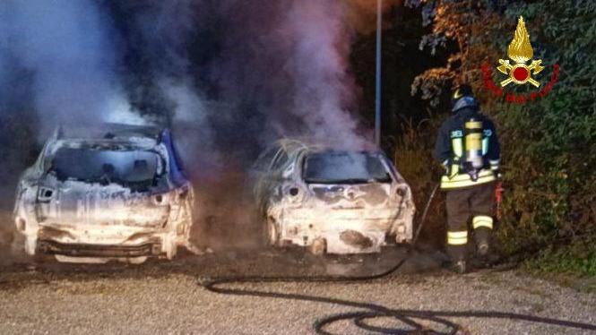 Incendio in via Vertoiba: distrutte le auto dentro un cortile
