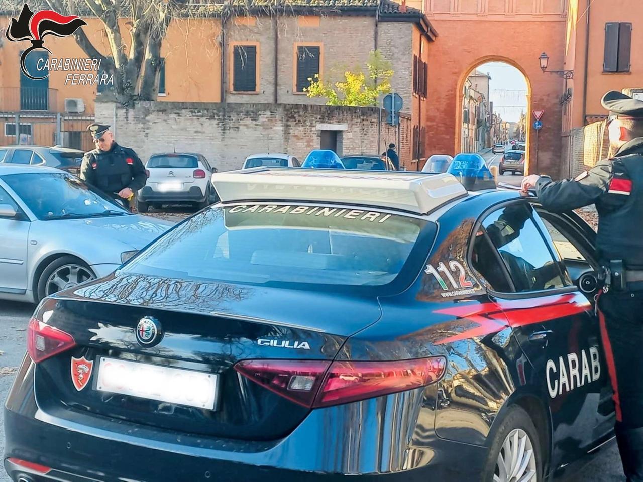 Stesso reato, bar diversi: due fratelli arrestati a Ferrara e Zocca