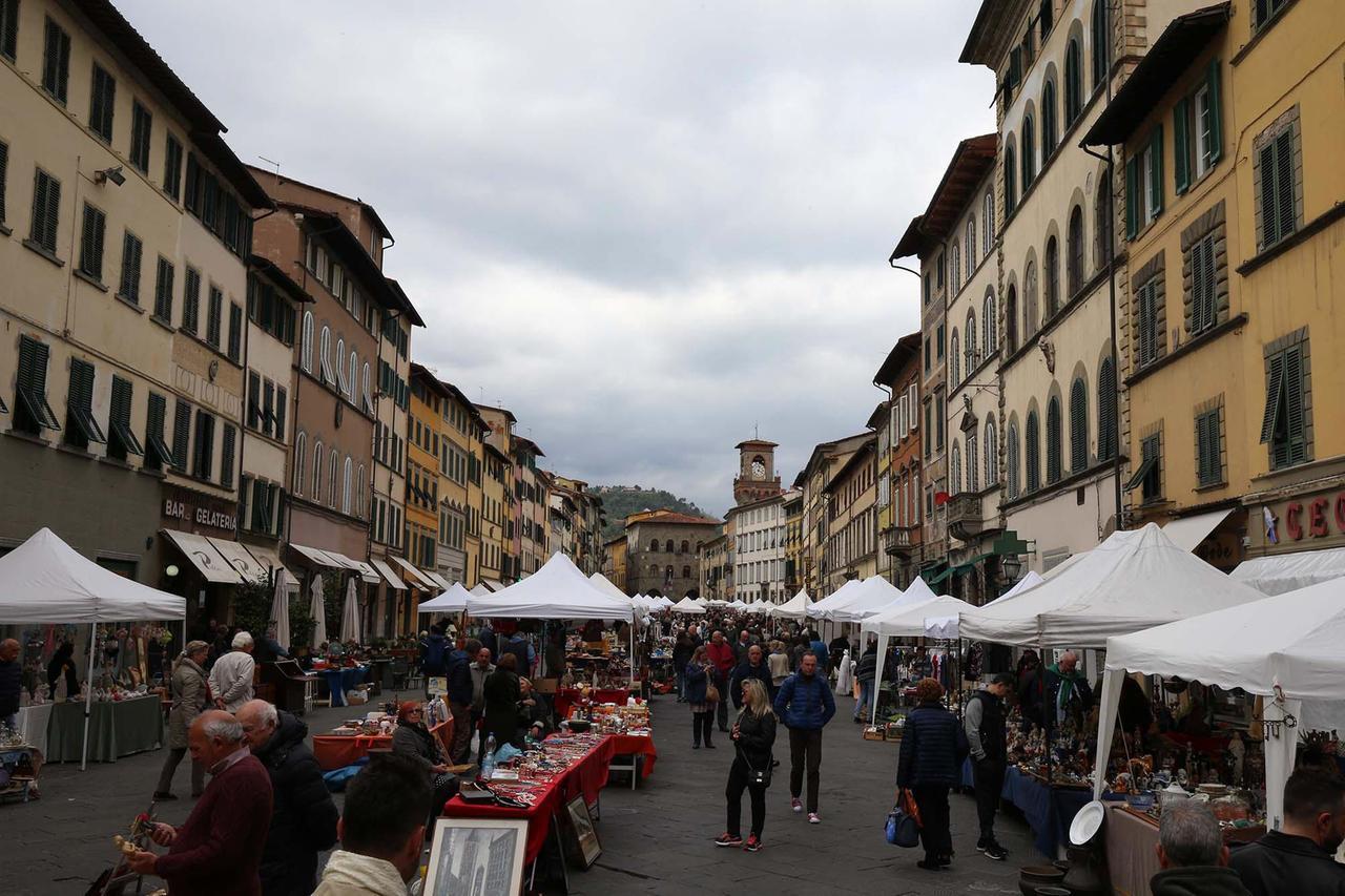 Pescia, il mercato del sabato cambia volto. Tutti i banchi in piazza Mazzini