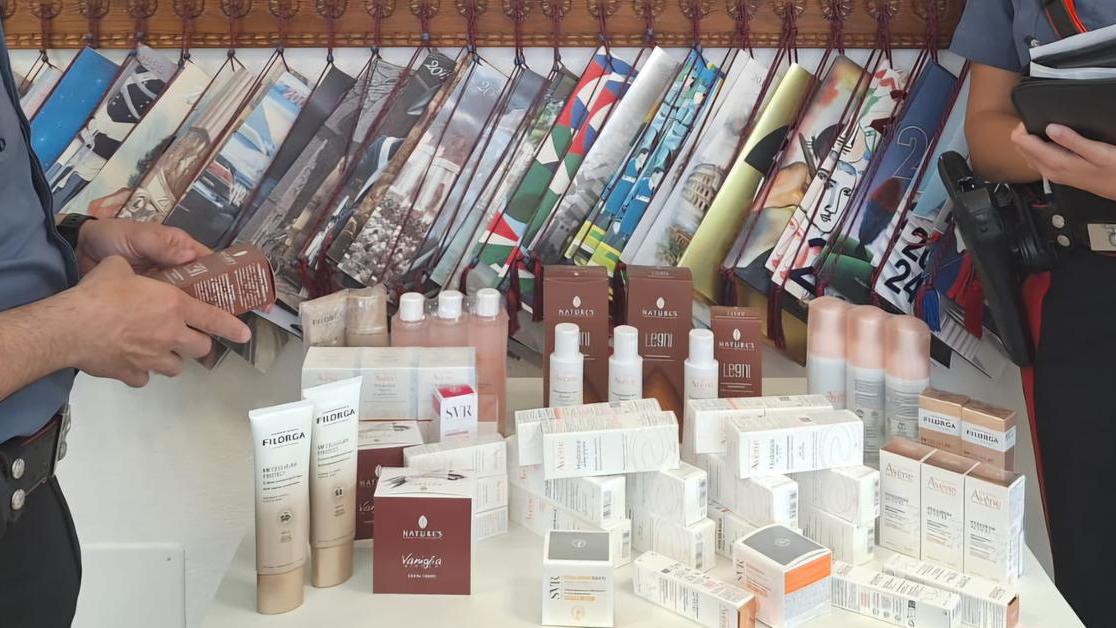 Ruba cosmetici e farmaci per rivenderli in nero, denunciato un magazziniere