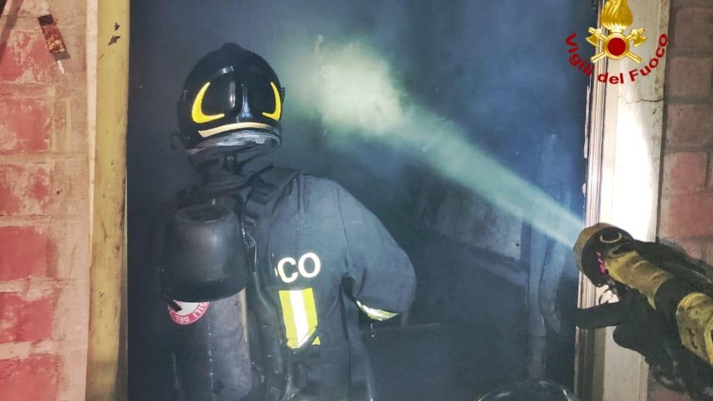 Cagliari, incendio nella cantina: vigili del fuoco in azione
